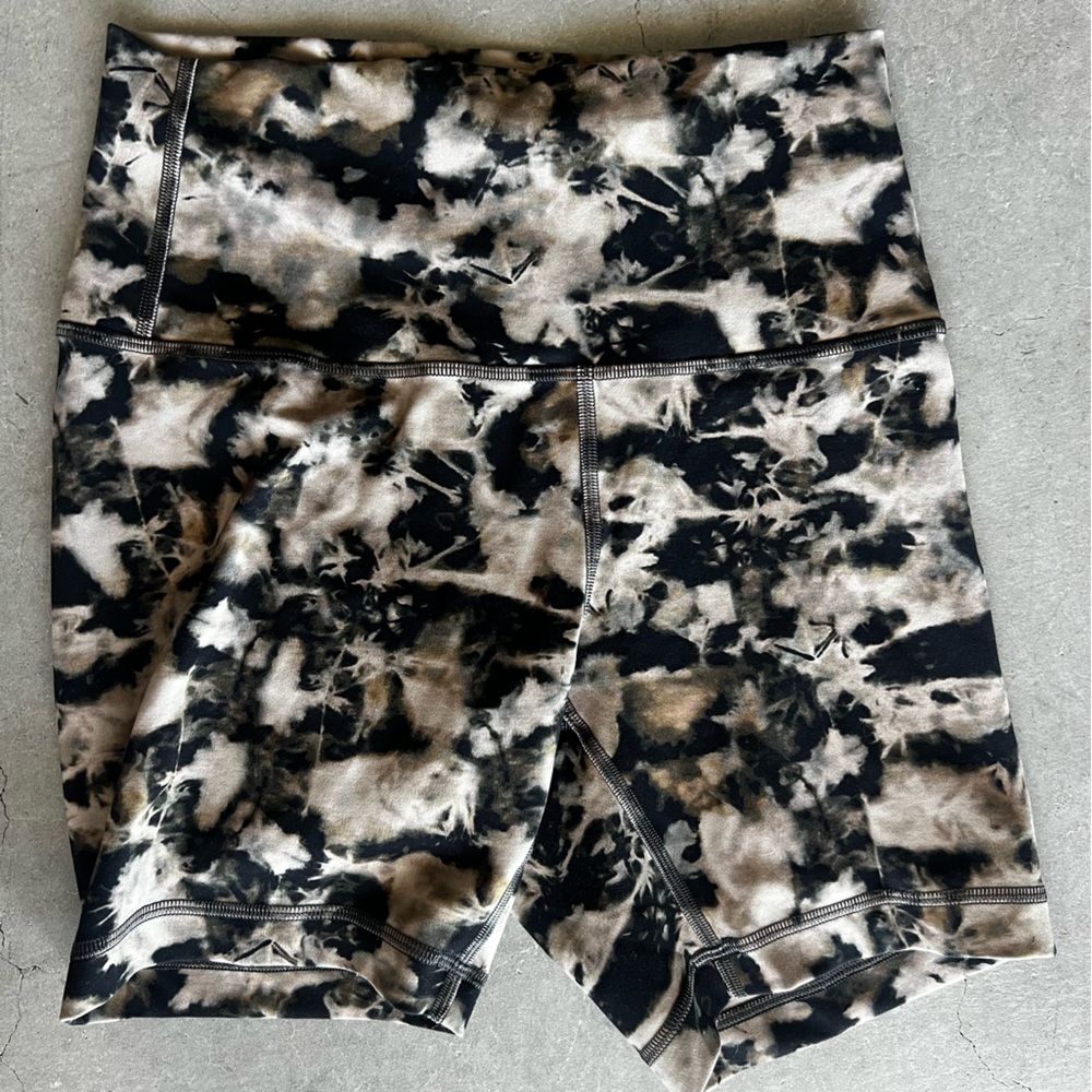 NWOT lululemon shorts with pocket tie dye pattern